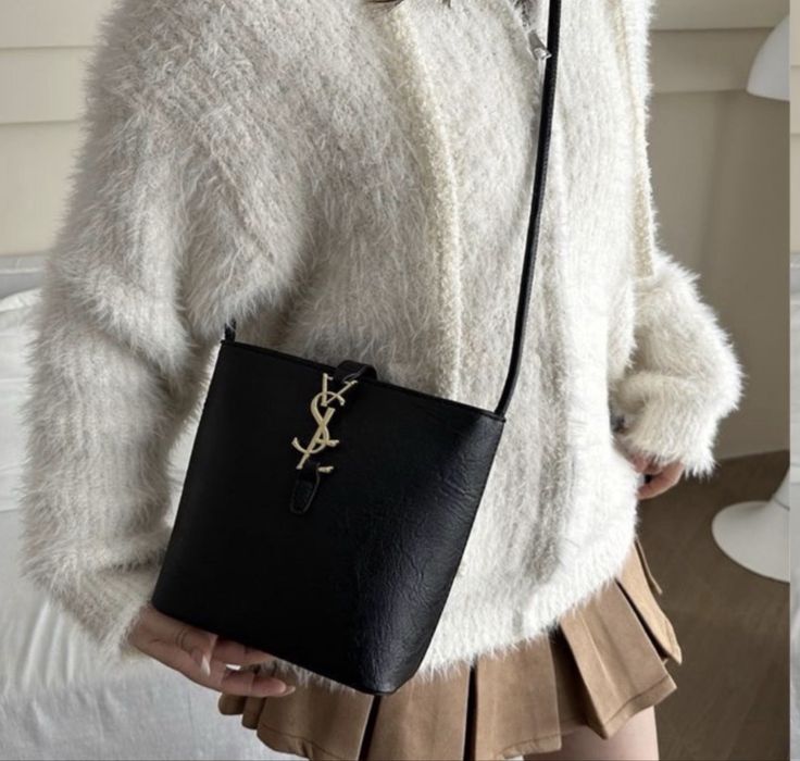 Чорна жіноча сумка через плече з золотистою фурнітурою