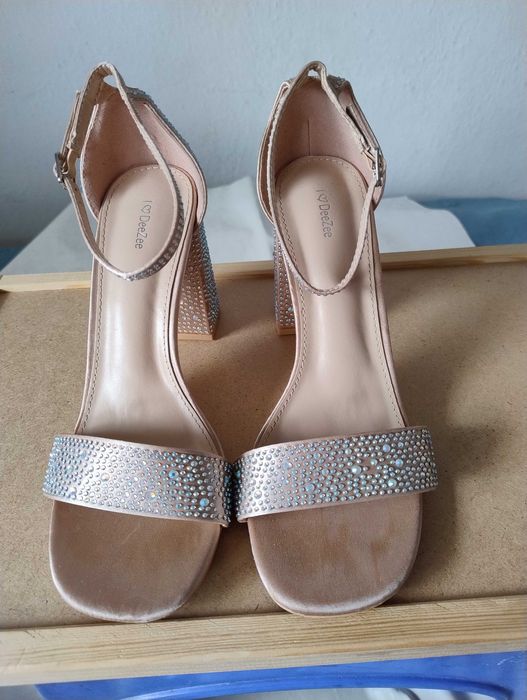 Botki czarne wiosenno- jesienne pantofle adidasy czółenka kozaki