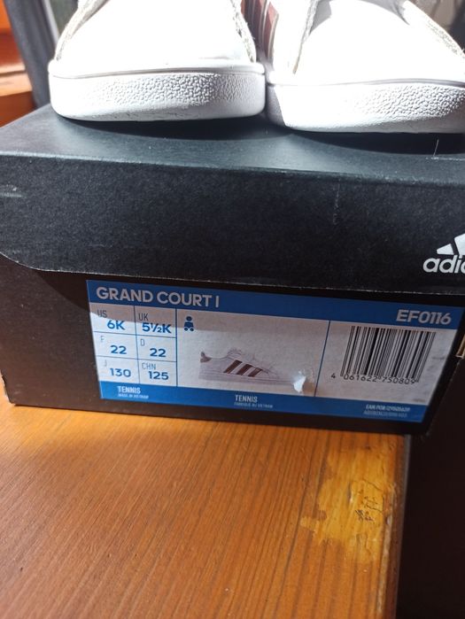 Стильні кеди для дитини від Adidas