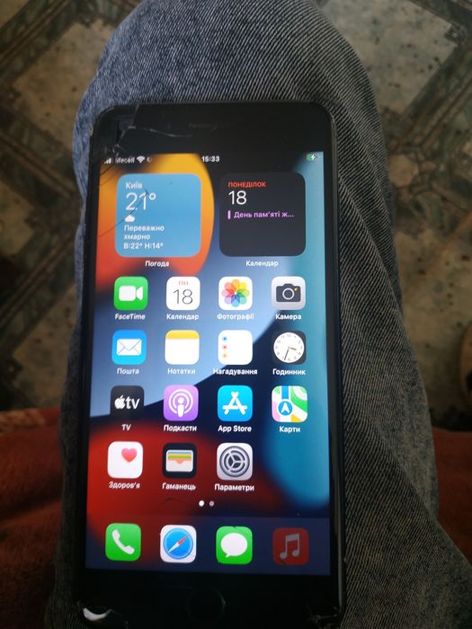 Продам айфон 7+ розбитий полностью робочий