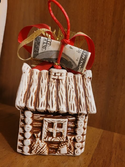 Сувенір. Декоративна фігурка у вигляді хатинки.