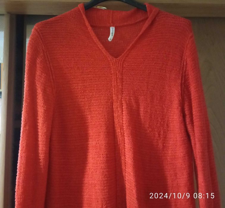sweter cienki czerwony z delikatnie dzianym prostym wzorem