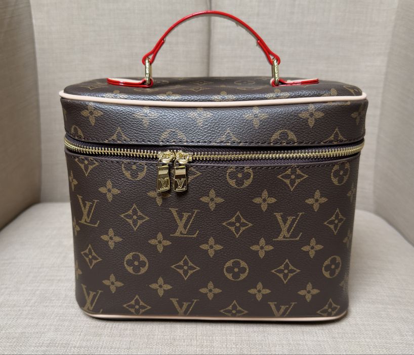 Kosmetyczka Kuferek Louis Vuitton LV z łańcuszkiem i paskiem