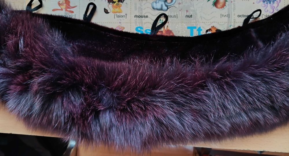 комір з натурального хутра песець бордового кольору