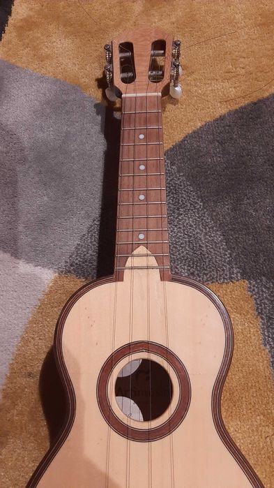 Cavaquinho meio luxo