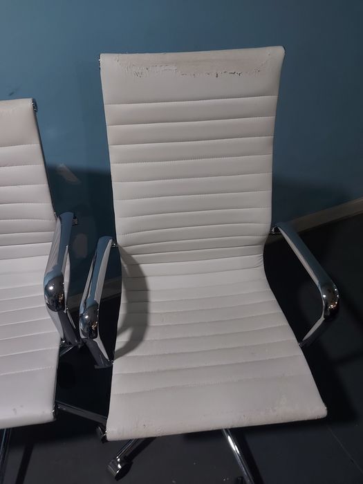 Cadeira de escritório em pele branca