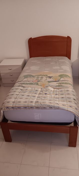 Estante de sala, camas e sofá