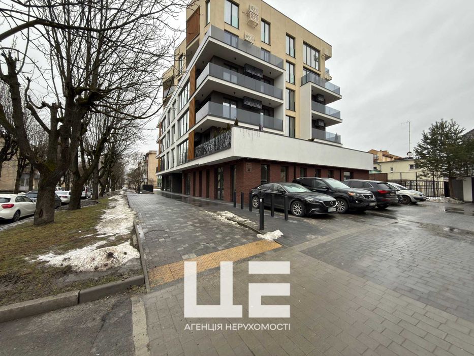 Продаж комерційного приміщення. 204кв.м. Фасад. вул. Окружна 43.