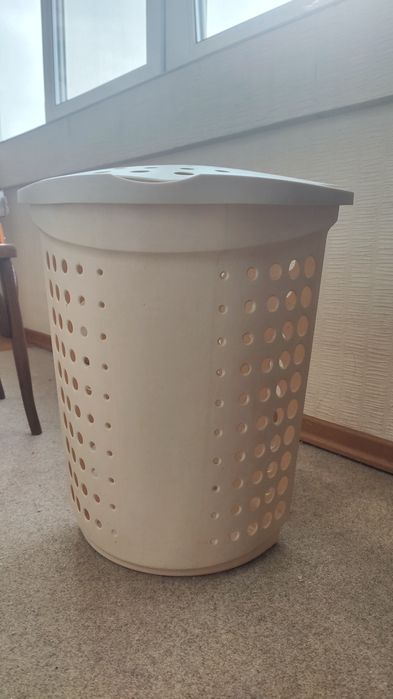 Кутовий Кошик для Білизни Rubbermaid (США), Висота 56 см