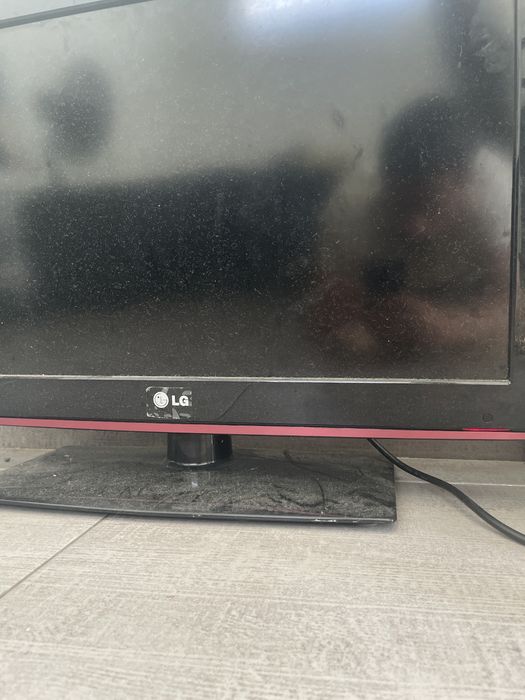 LG TV powers on the light but does not turn on64729896974338120