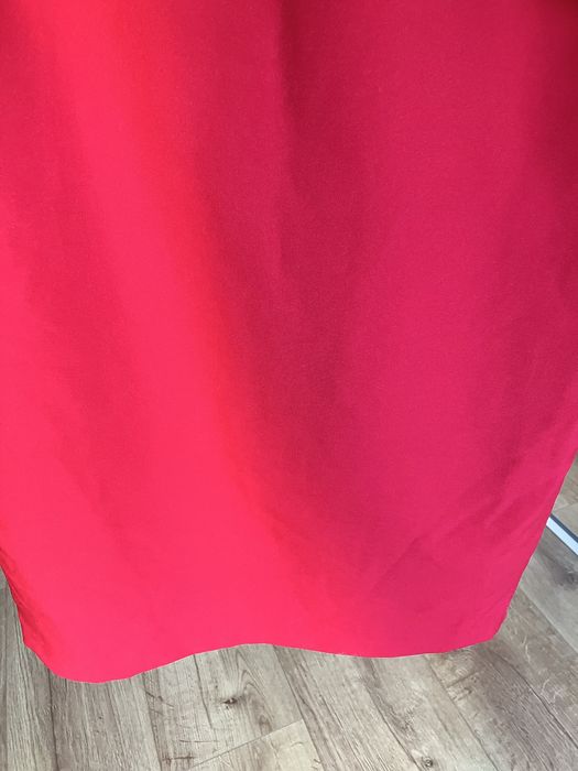 Czerwona ołówkowa sukienka z baskinką 40/42/ XL