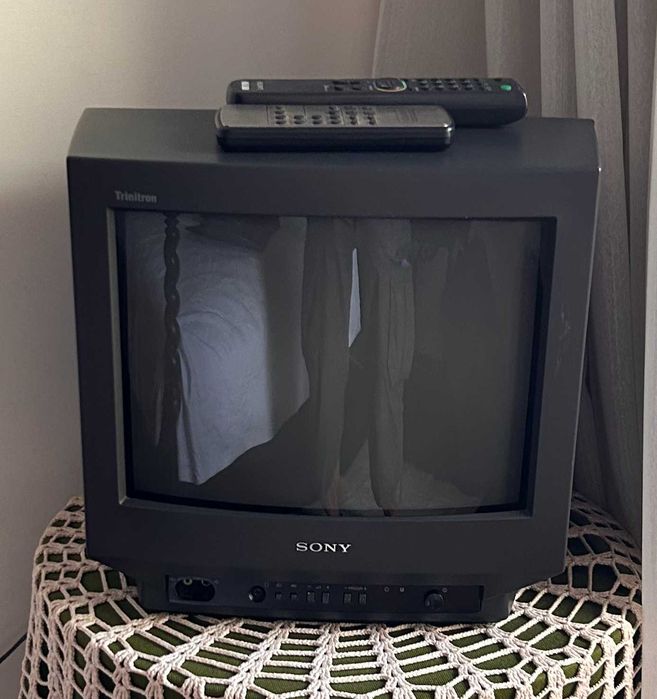 Duas TVs e leitor DVDs