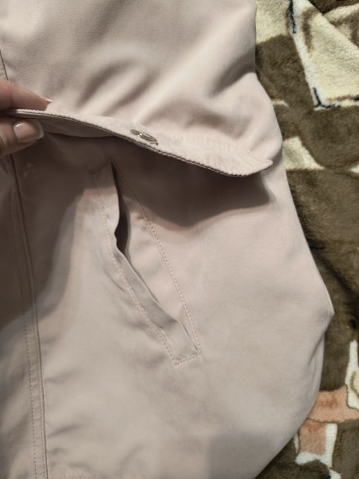 Нова. Жіноча курточка, вітровка