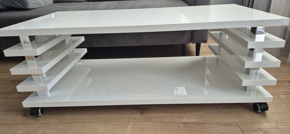 Nowoczesny stolik biały