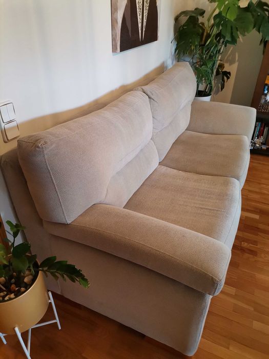 Sofá 2 lugares cor beje.