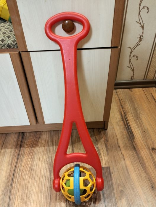 Каталка з м'ячиком технок