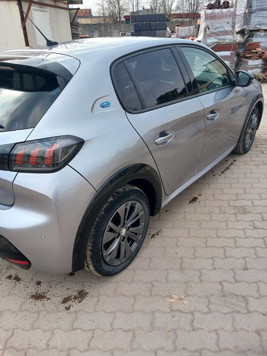 Автомобіль пежо е208 2023 рік