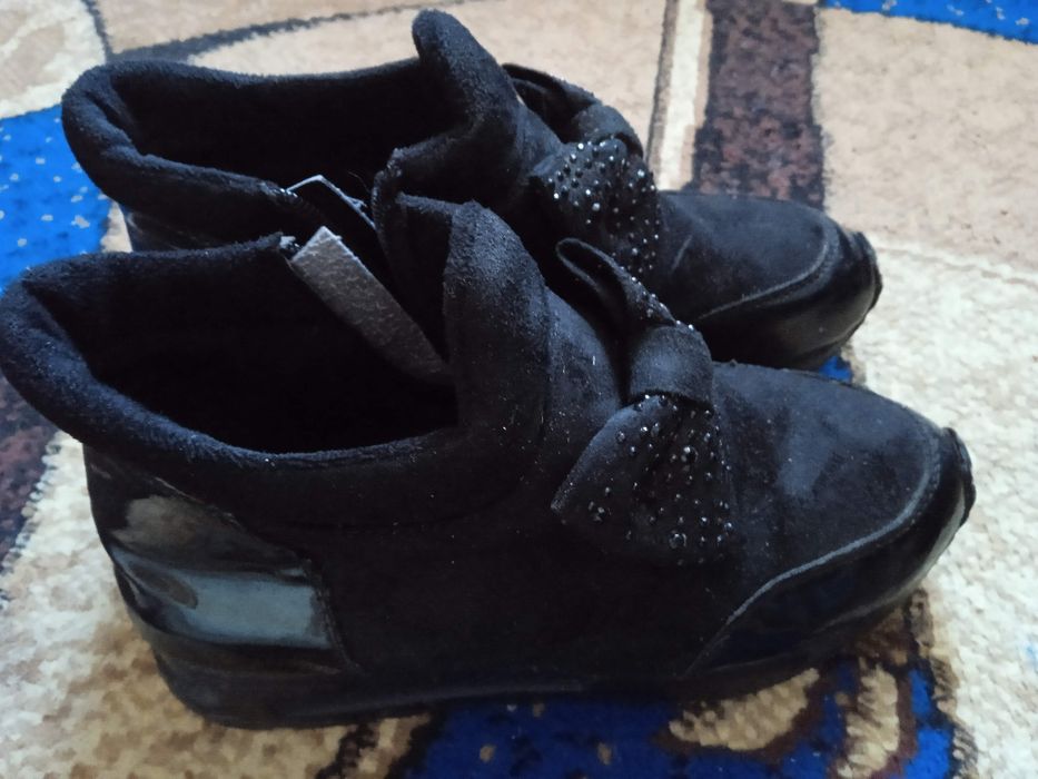 Продам ботінки на дівчину підлітка.