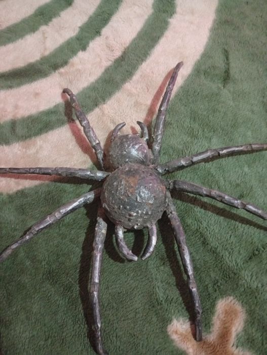 Металлический паук  для интерьера.