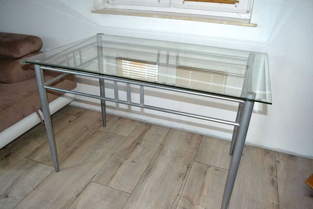 Stół ze szklanym blatem