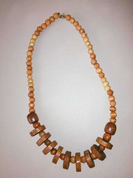 Colares artesanais em madeira. Novos!!!