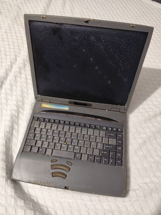 Portátil Toshiba T8100 antigo sem disco para peças