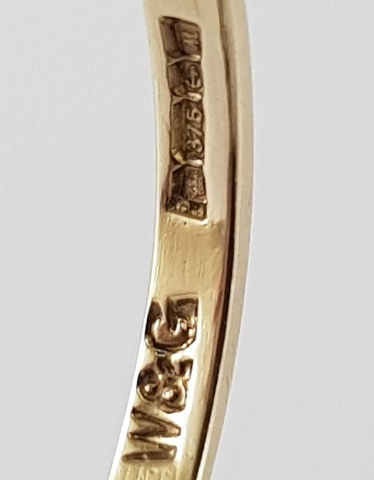 Złoty pierścionek w typie Cartier z szafirami 0,60 ct oraz cyrkoniami