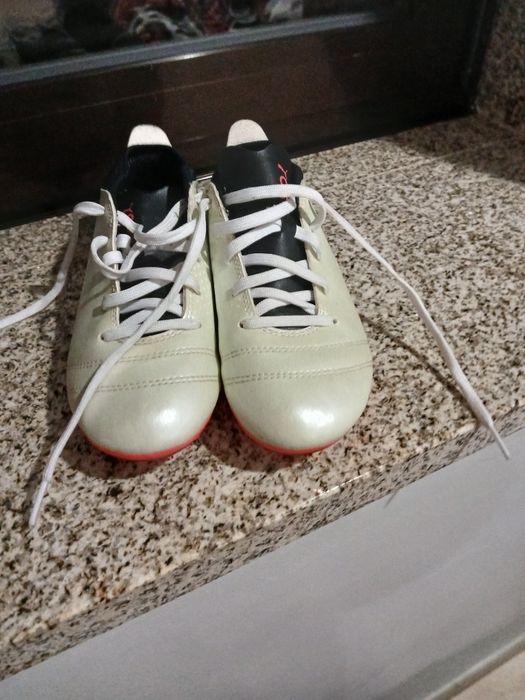 2 pares de chuteiras uma adidas outra  puma