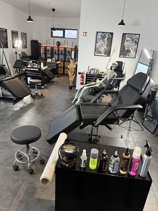 Bancadas Equipadas Disponíveis para Alugar para Tatuadores - Porto