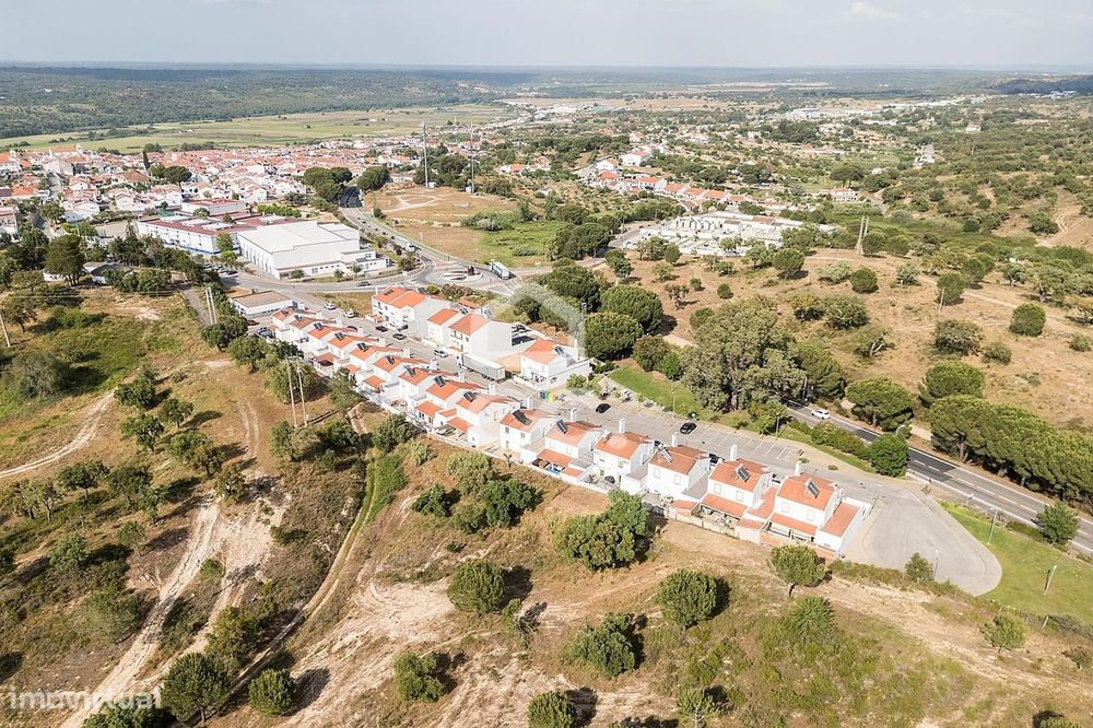 Moradia T3 c/ Quintal, Terraço e Garagem no Loteamento Quinta das Sesm