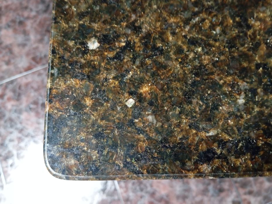 Mesa de apoio com base de máquina de costura