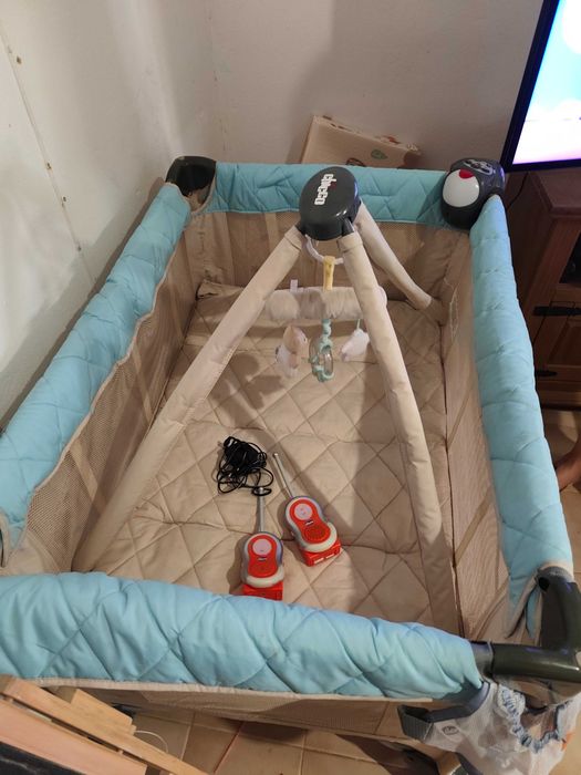 Parque para bebe tem duas opções de altura, muda fraldas, walkie-talkies e tocador de música e luz com comando tudo da Chicco