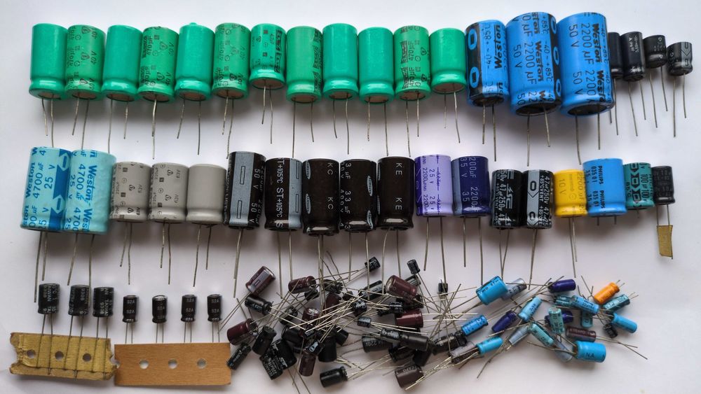 Kondensatory 160szt. różne modele elektrolityczne i rurkowe zestaw NOS