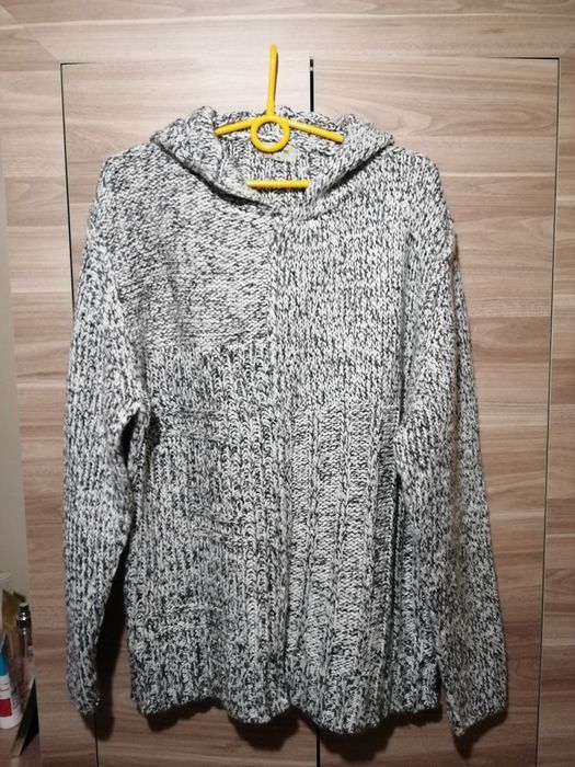 Sweter z kapturem szaro-biały