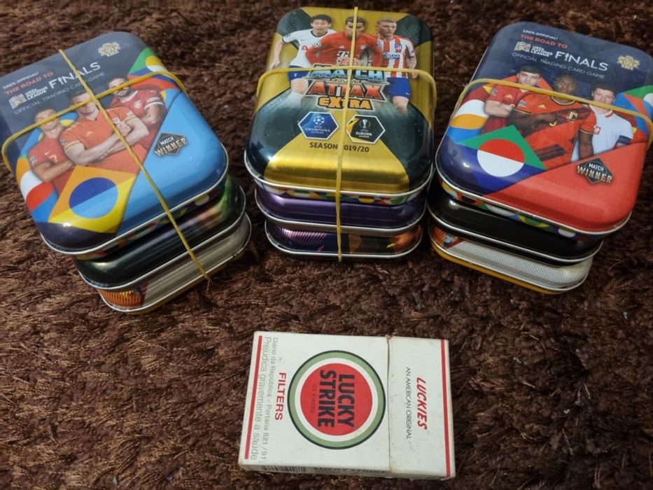 Caixas em metal de futebol