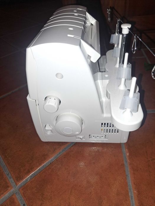 Máquina Costura Singer overlock S010L nova