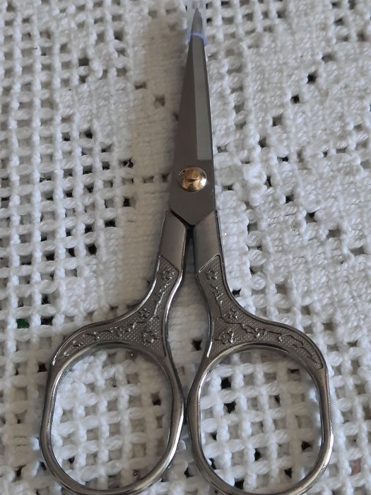 Tesoura de Costura pequena para bordados ou recortes detalhados