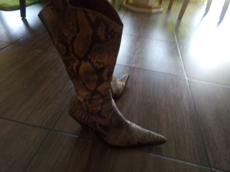 Botas em pele