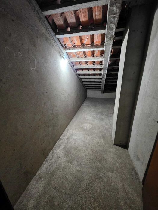 Sotão com 25 m2, espaço amplo para arrumação