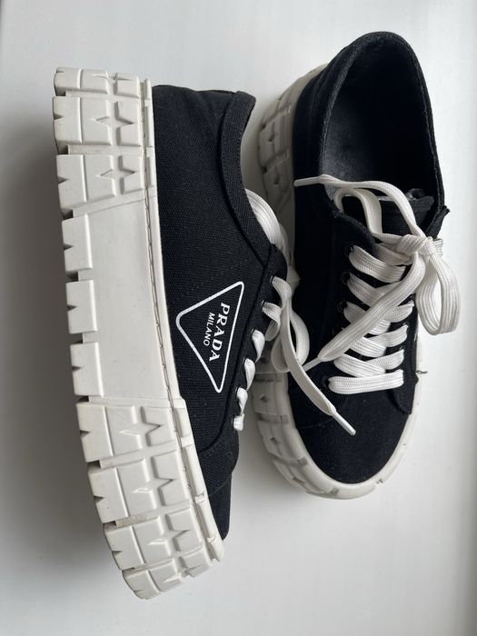 Кеды  черные Prada.