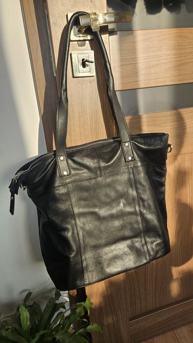 Czarna skórzana torebka Medicine