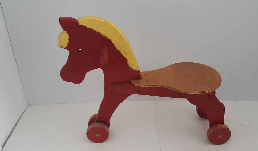 Cavalinho Madeira sobre Rodas