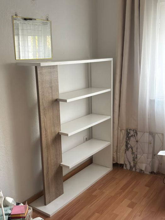 Estante prateleiras em branco e lateral em castanho carvalho