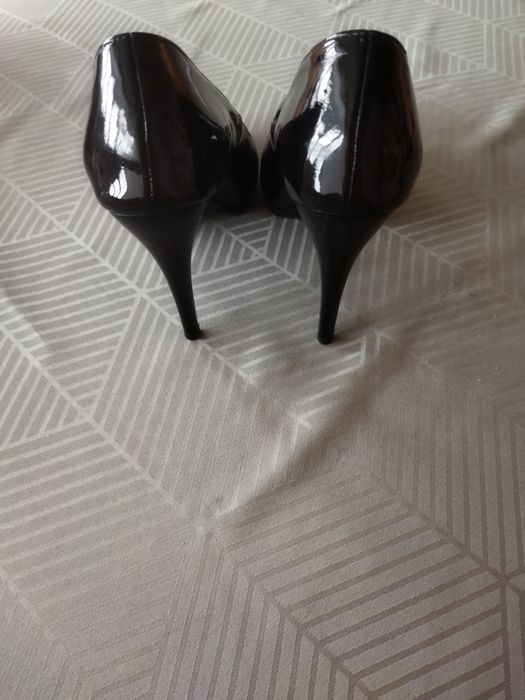 Czarne lakierowane szpilki 37