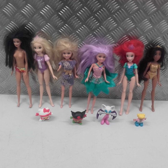 Bonecas e figurinos miniaturas.