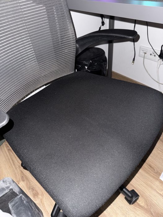 Fotel biurowy – wygodny, siatkowy, z zagłówkiem