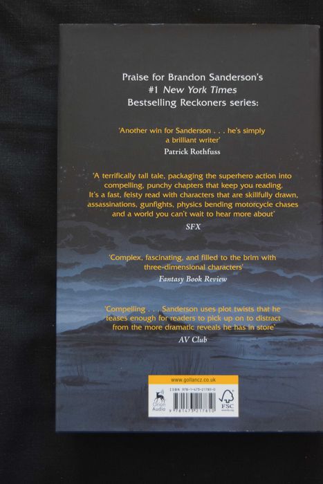 Livro Skyward de Brandon Sanderson (Capa Dura / ENG)