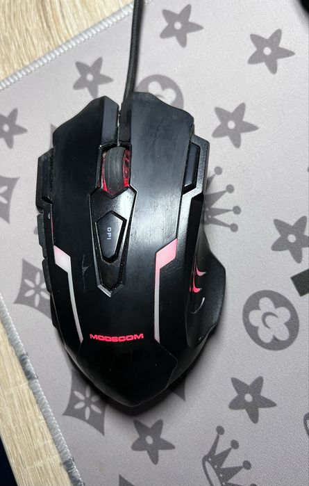 Продам: клавиатуру, монитор, мышку и камеру.