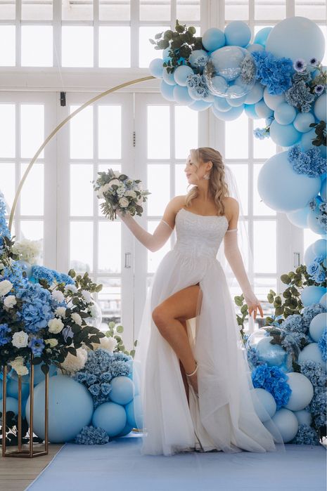 Продам весільну сукню, рукавички в подарунок.