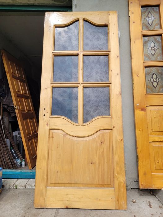 Двері міжкімнатні, дерев'яні, в кладовку, у вітальню без коробки